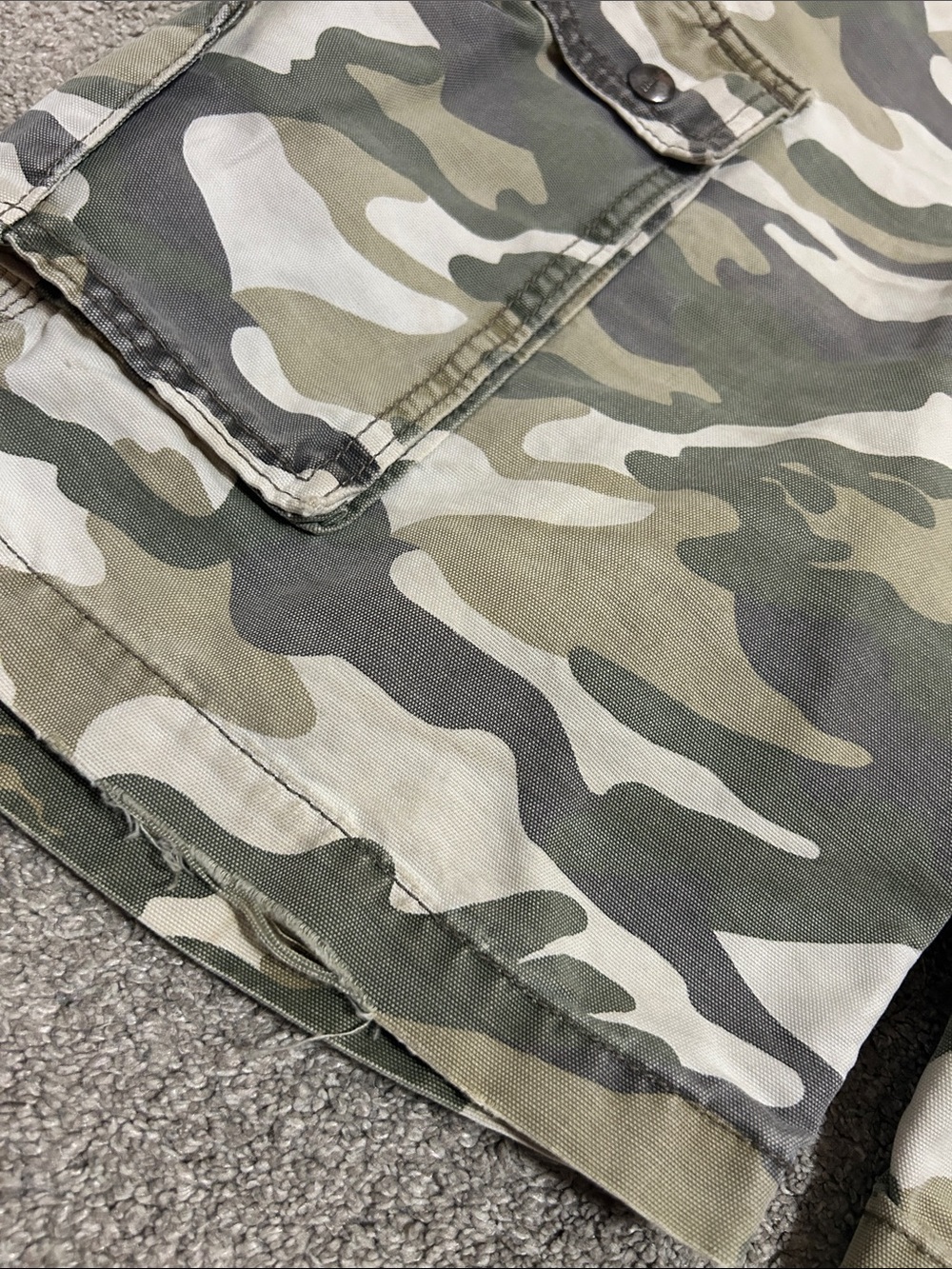 Vintage Carhartt Distressed Camo Cargo Shorts Relaxed Fit - Picture 8 of 8